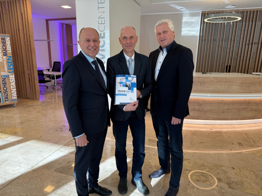 Landrat Christoph Rüther, Ingo Tiemann, Dezernent der Kämmerei, und Ulrich Schadomsky, Leiter der Kämmerei, mit dem Haushaltsplan 2026 (v.l.). © Kreis Paderborn